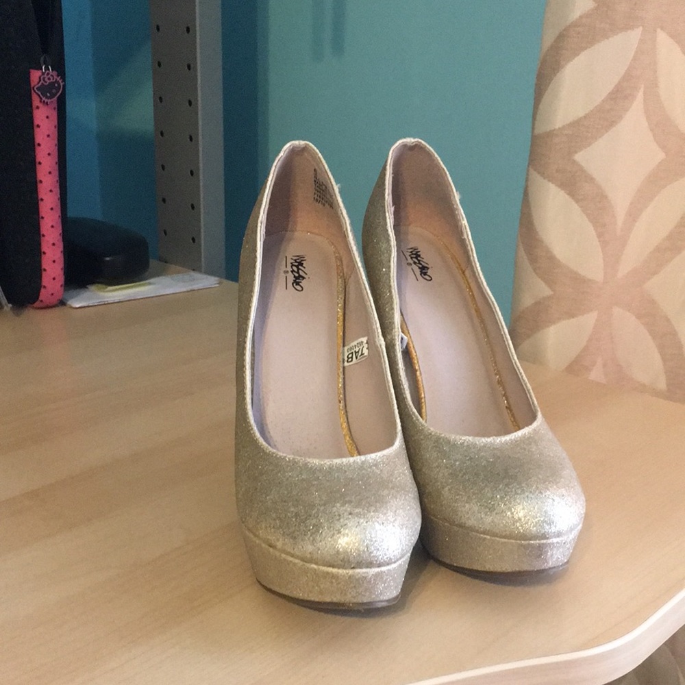 Gold glitter heels.